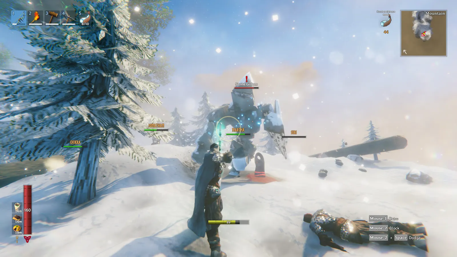 Combattimento multiplayer contro un golem di pietra tra le montagne innevate di Valheim